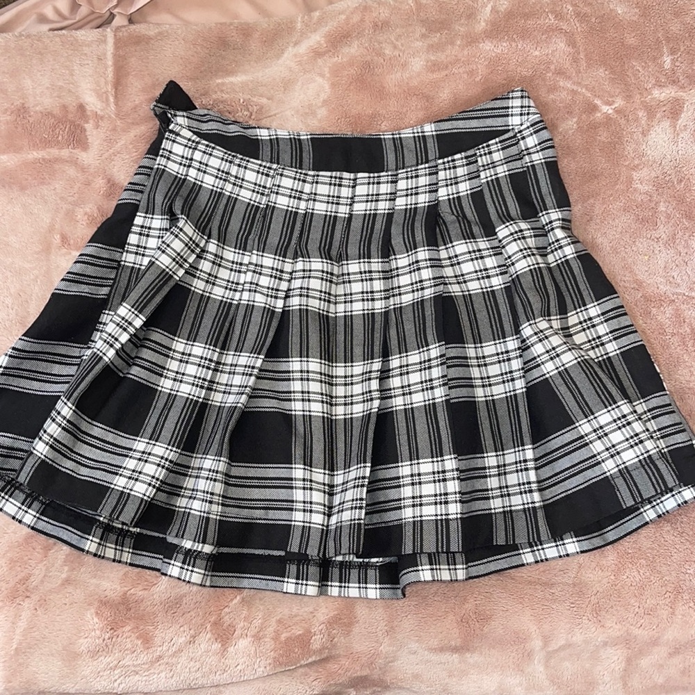 Pleated black and white skirt